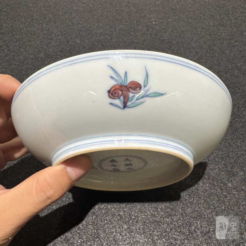 清康熙 斗彩松鹿同春图盘 - 图4